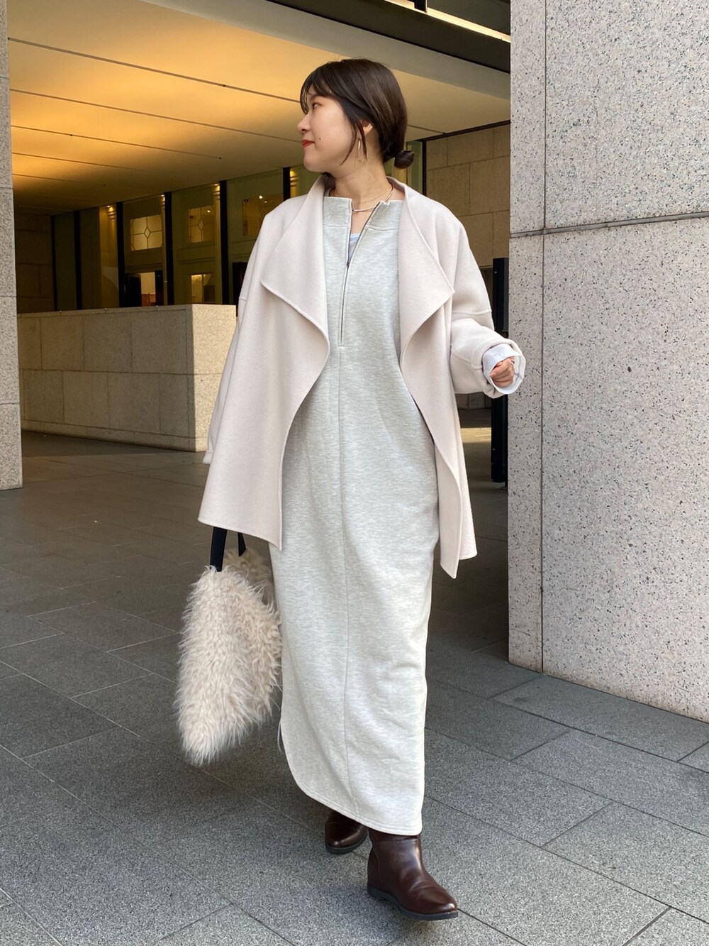 ホワイト系のその他アウター、グレー系のワンピースを着用したレディースの冬コーディネートの4枚目の写真