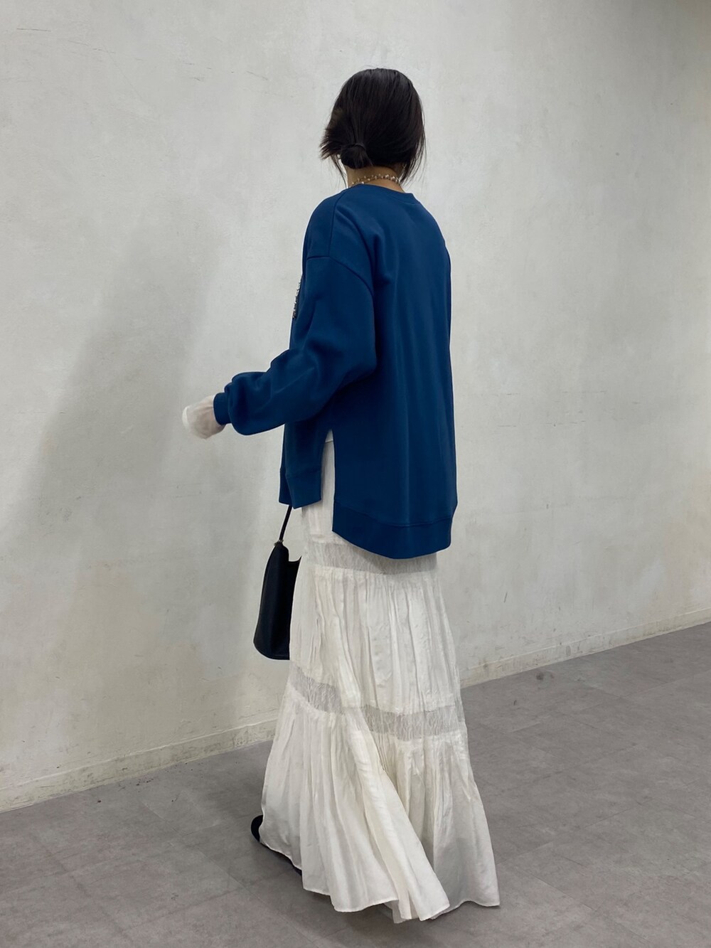 グレー系のその他アウター、ブルー系のTシャツ/カットソー、ブラック系のショルダーバッグを着用したレディースの冬コーディネートの4枚目の写真