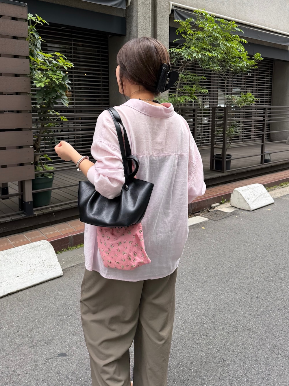 ピンク系のシャツ/ブラウス、グリーン系のその他パンツ、ホワイト系のサンダルを着用したレディースの春コーディネートの8枚目の写真