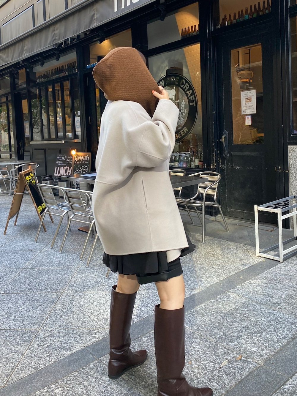 ブラック系のシャツ/ブラウス、ブラウン系のブーツ、ブラウン系のショルダーバッグを着用したレディースの秋コーディネートの5枚目の写真