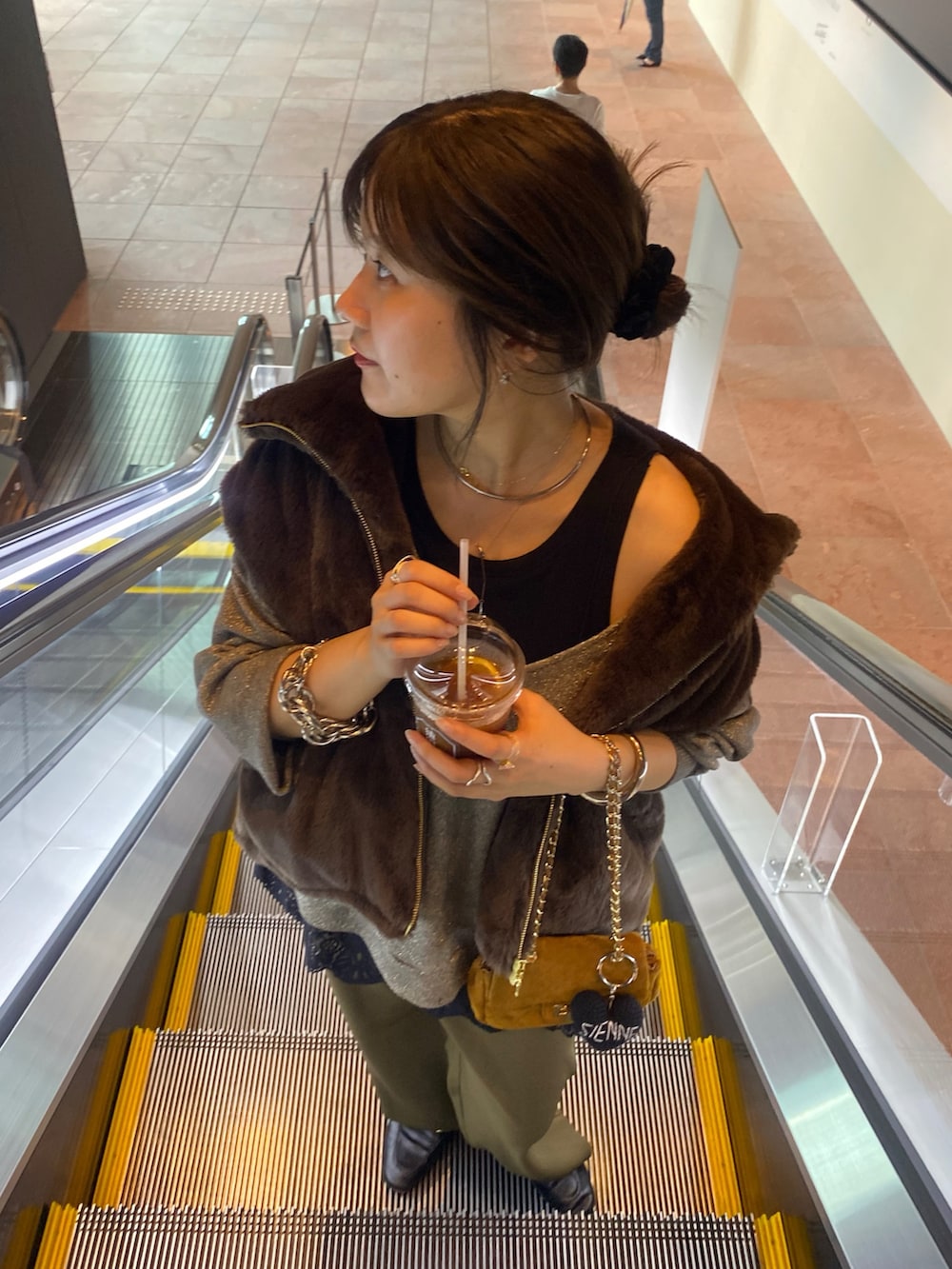 グレー系のTシャツ/カットソー、ブラック系のシャツ/ブラウス、グリーン系のその他パンツを着用したレディースの秋コーディネートの2枚目の写真