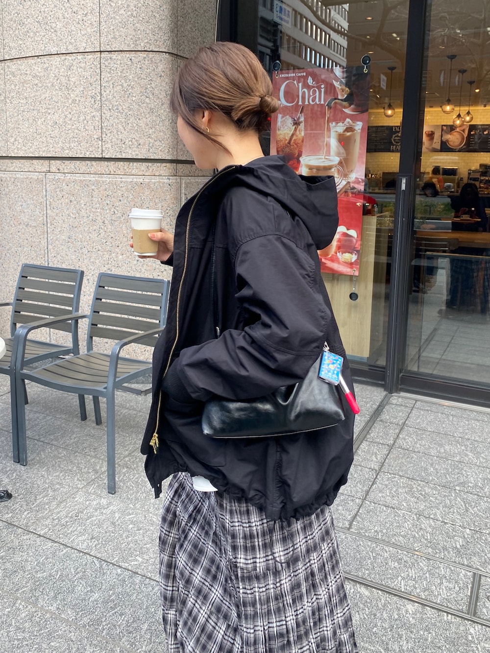 ブラック系のその他アウター、ホワイト系のTシャツ/カットソー、ブラック系のスカートを着用したレディースの春コーディネートの8枚目の写真