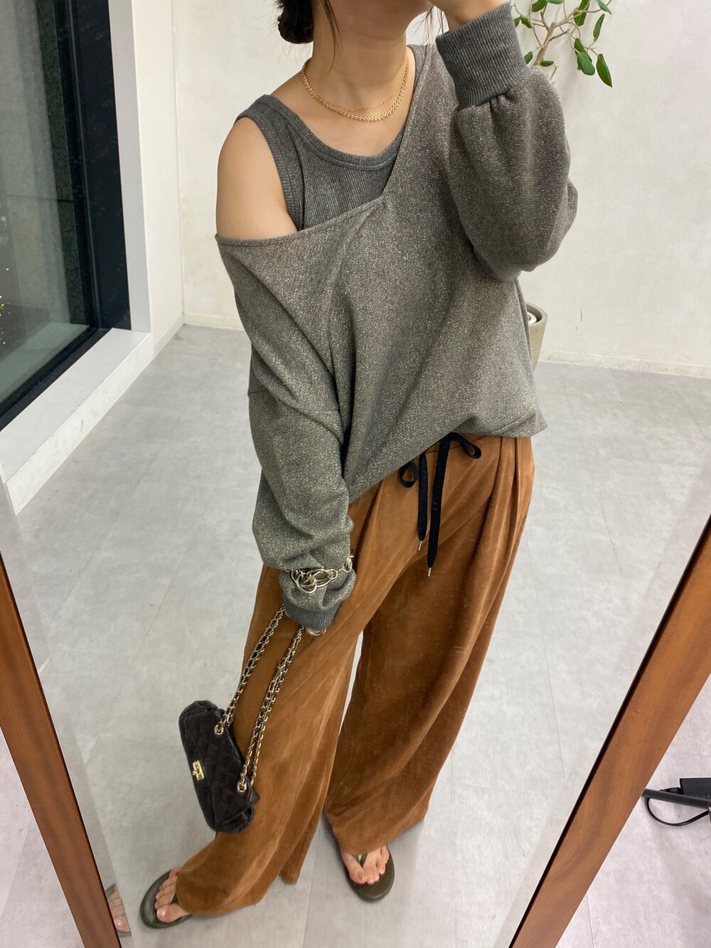 グレー系のTシャツ/カットソー、イエロー系のその他パンツ、ブラウン系のショルダーバッグを着用したレディースの秋コーディネートの5枚目の写真