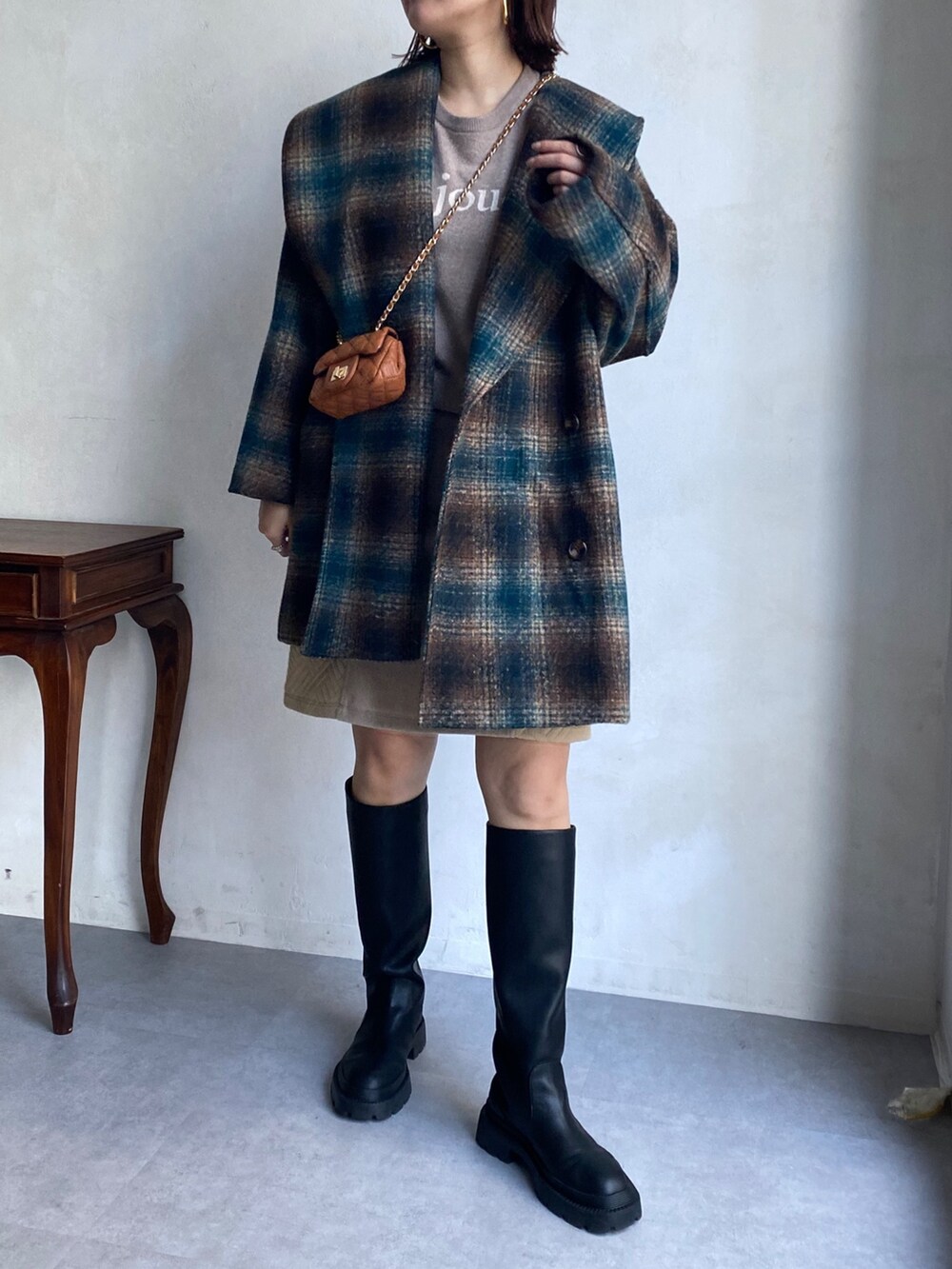 グリーン系のその他アウター、ベージュ系のニット/セーター、イエロー系のショルダーバッグを着用したレディースの秋コーディネートの5枚目の写真