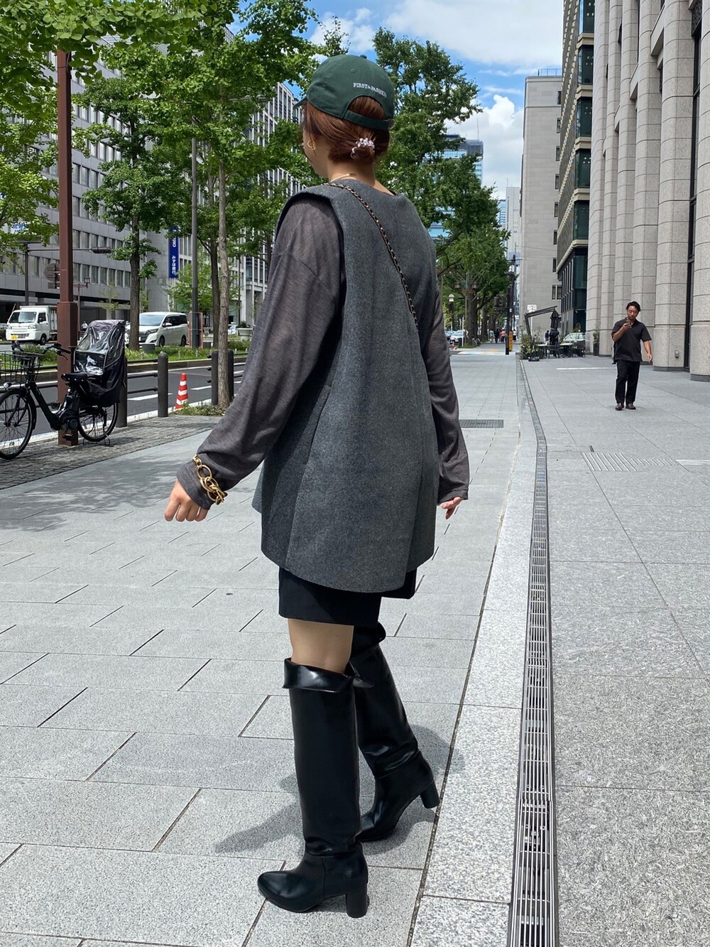 グレー系のベスト、グレー系のその他パンツ、ブラック系のショルダーバッグを着用したレディースの秋コーディネートの9枚目の写真