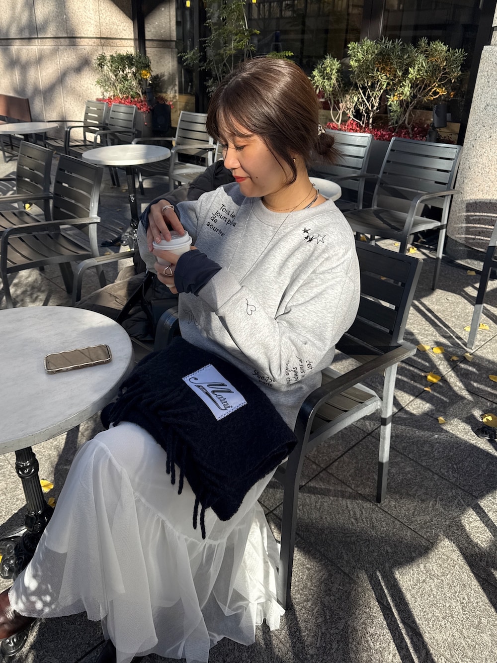 グレー系のその他アウター、グレー系のTシャツ/カットソー、ブルー系のTシャツ/カットソーを着用したレディースの冬コーディネートの4枚目の写真