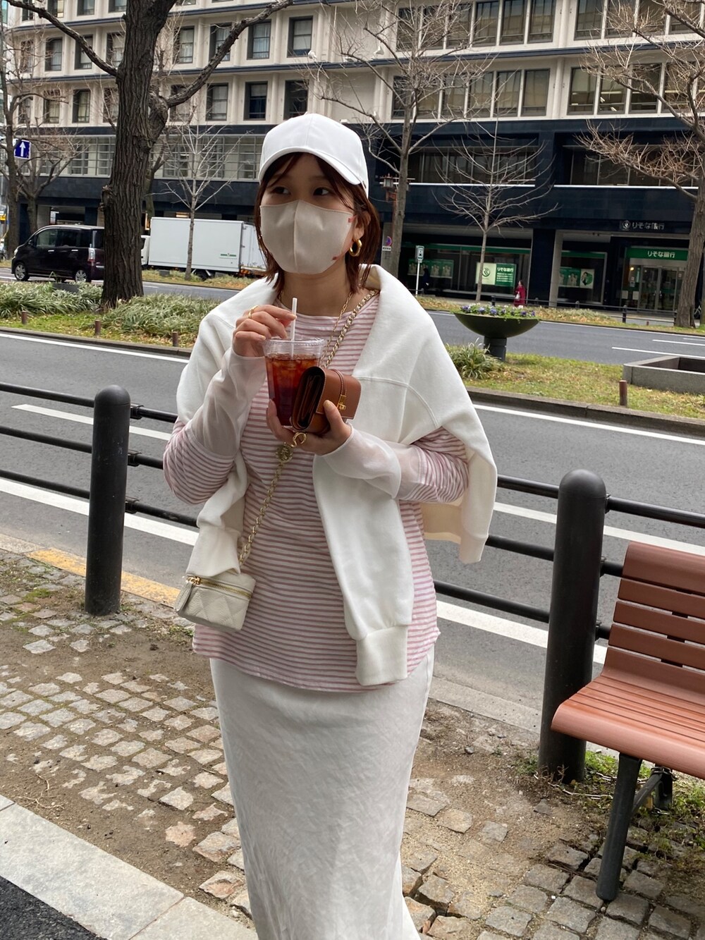 ピンク系のTシャツ/カットソー、ホワイト系のスウェット、ホワイト系のスカートを着用したレディースの春コーディネートの9枚目の写真