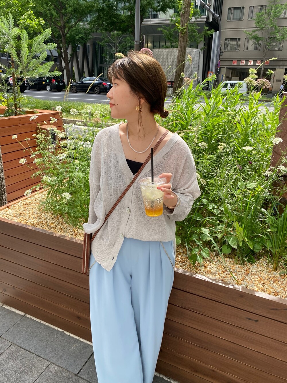 グレー系のカーディガン/ボレロ、ブルー系のスラックス、ゴールド系のサスペンダーを着用したレディースの夏コーディネートの10枚目の写真