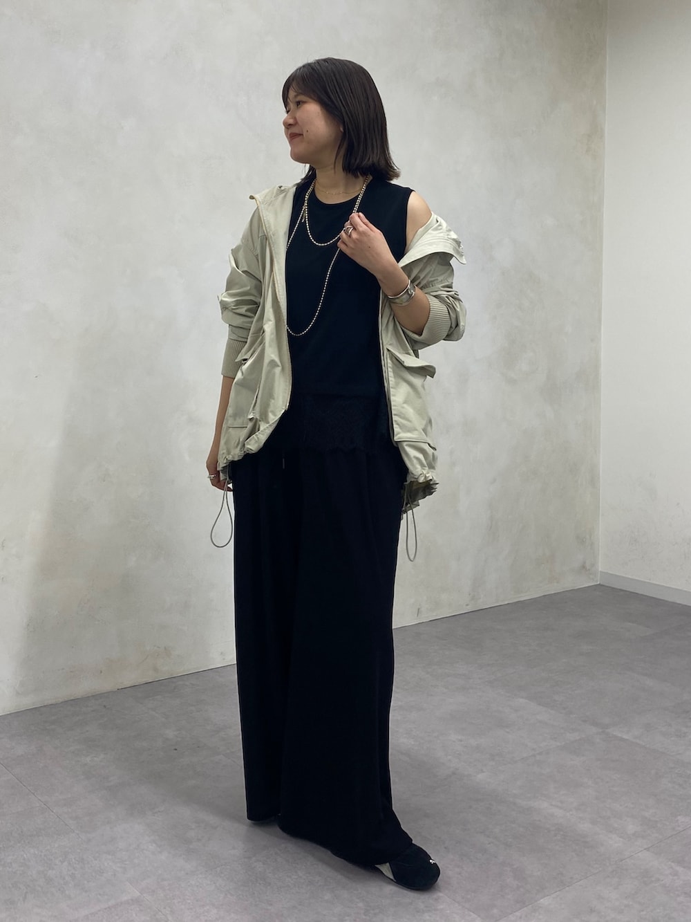 ベージュ系のその他アウター、ブラック系のTシャツ/カットソー、ブラック系のその他パンツを着用したレディースの春コーディネートの4枚目の写真