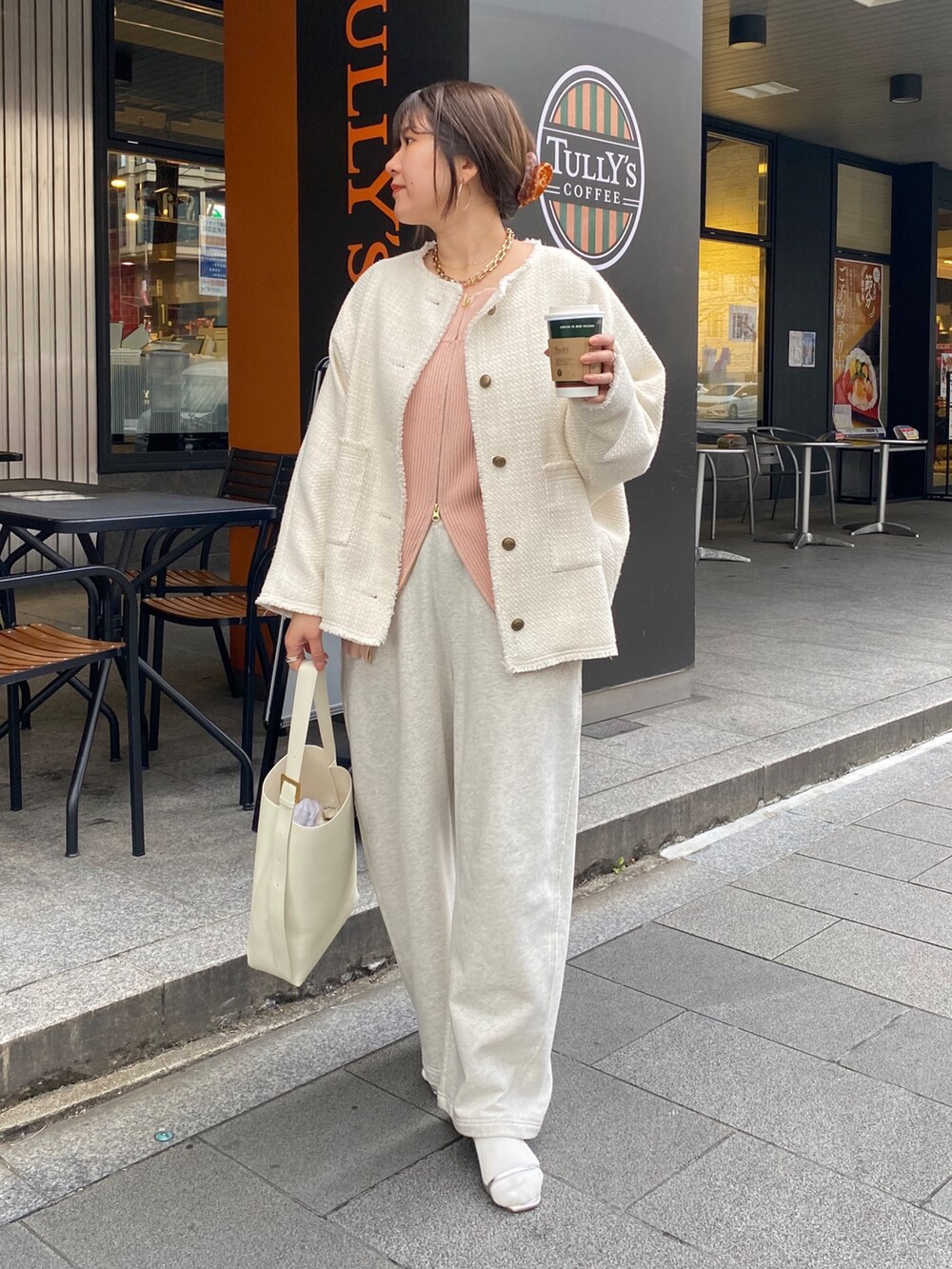 ホワイト系のその他アウター、ピンク系のニット/セーター、ベージュ系のその他パンツを着用したレディースの冬コーディネートの10枚目の写真