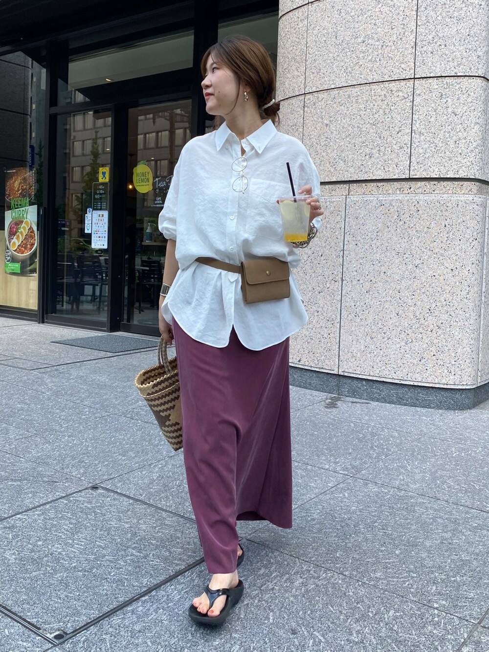 ホワイト系のシャツ/ブラウス、レッド系のスカートを着用したレディースの夏コーディネートの8枚目の写真