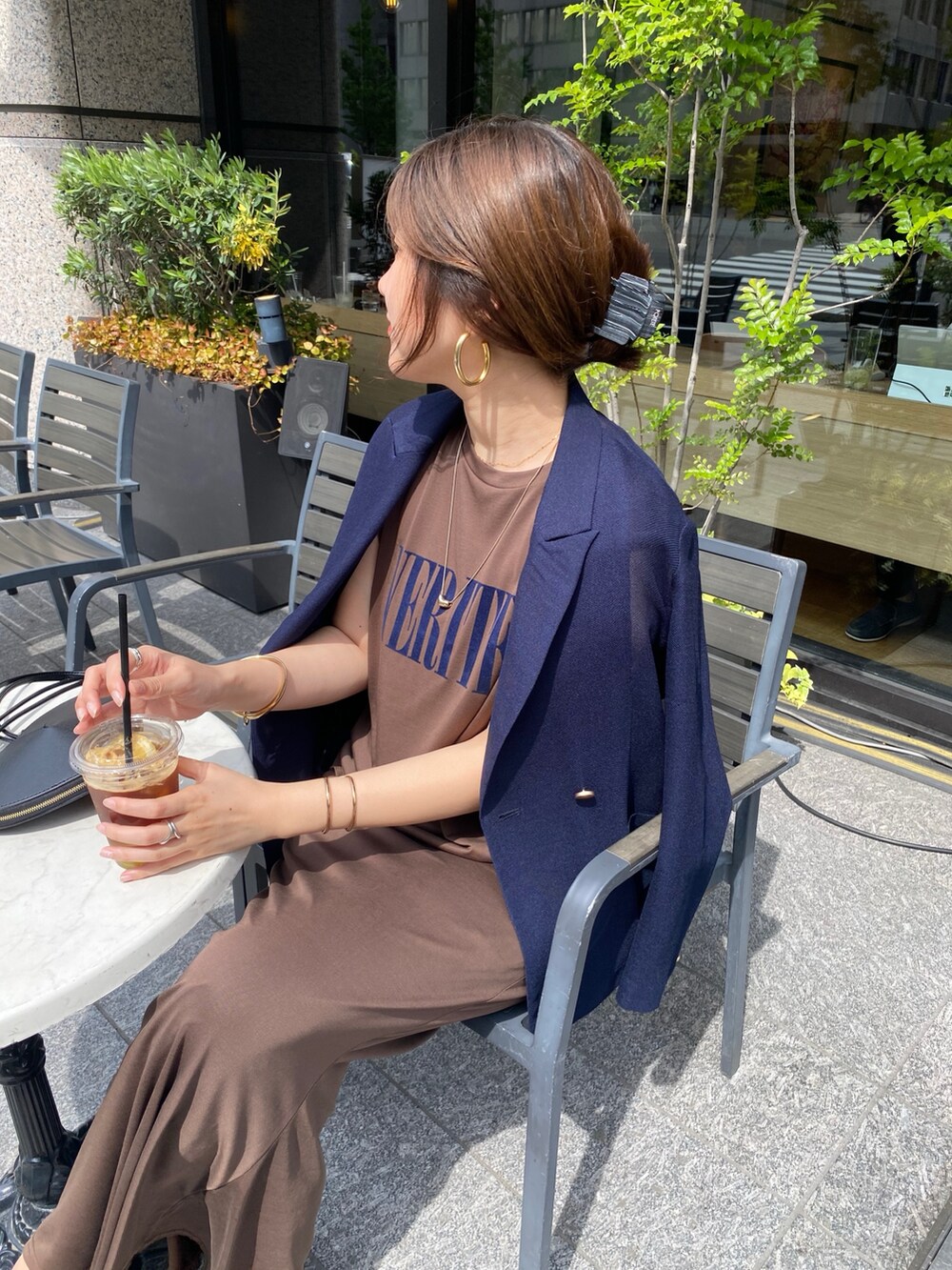 ブラウン系のTシャツ/カットソー、ブラウン系のスカート、ブラック系のショルダーバッグを着用したレディースの夏コーディネートの7枚目の写真