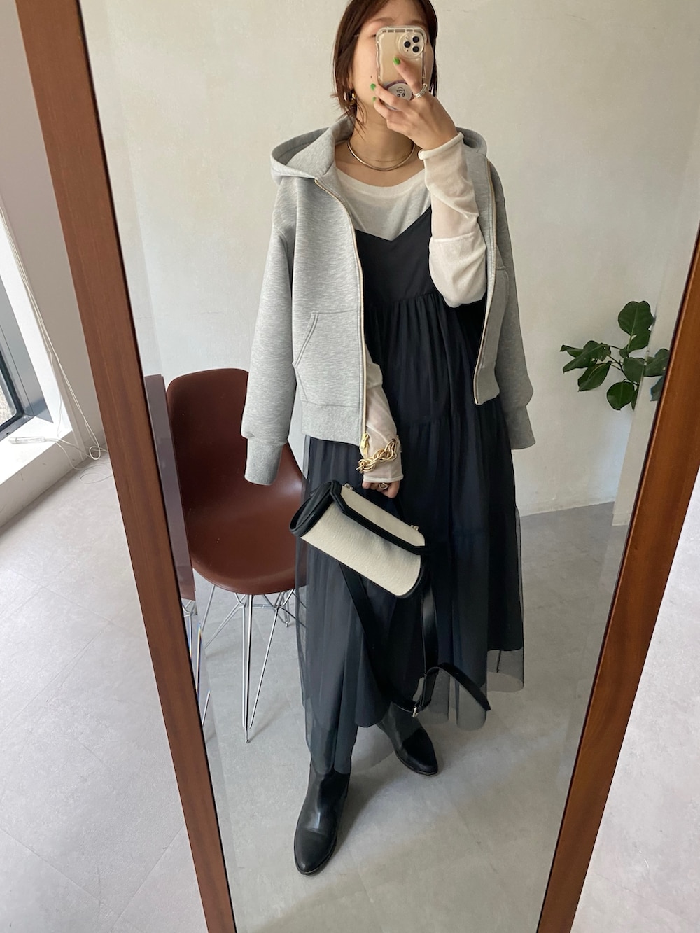 ブルー系のデニムジャケット、グレー系のワンピース、グレー系のパーカーを着用したレディースの春コーディネートの8枚目の写真