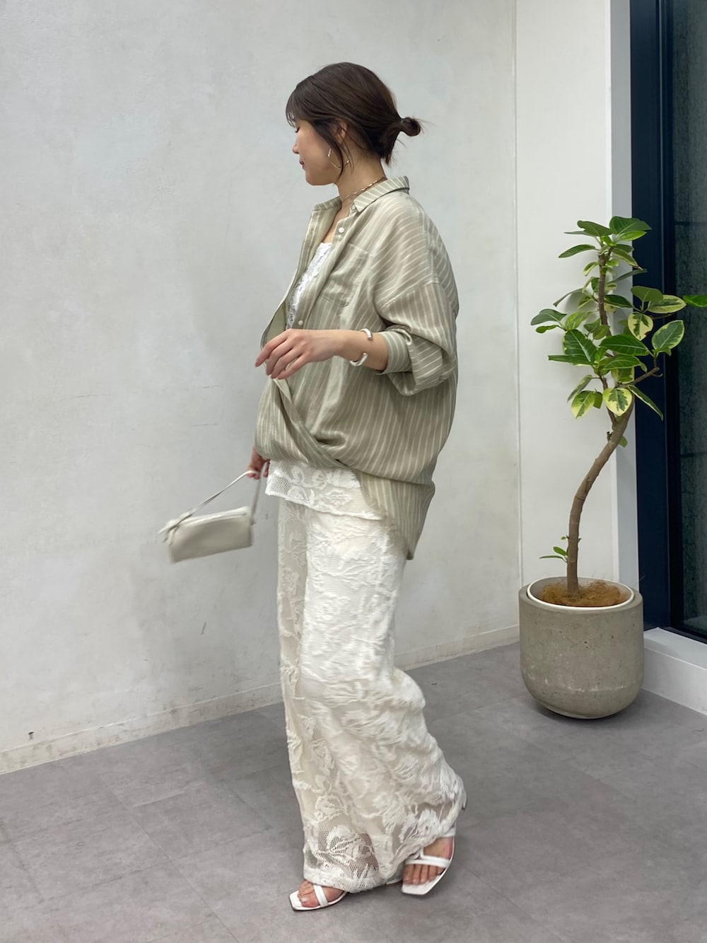 グリーン系のシャツ/ブラウス、ホワイト系のシャツ/ブラウス、ホワイト系のその他パンツを着用したレディースの春コーディネートの4枚目の写真