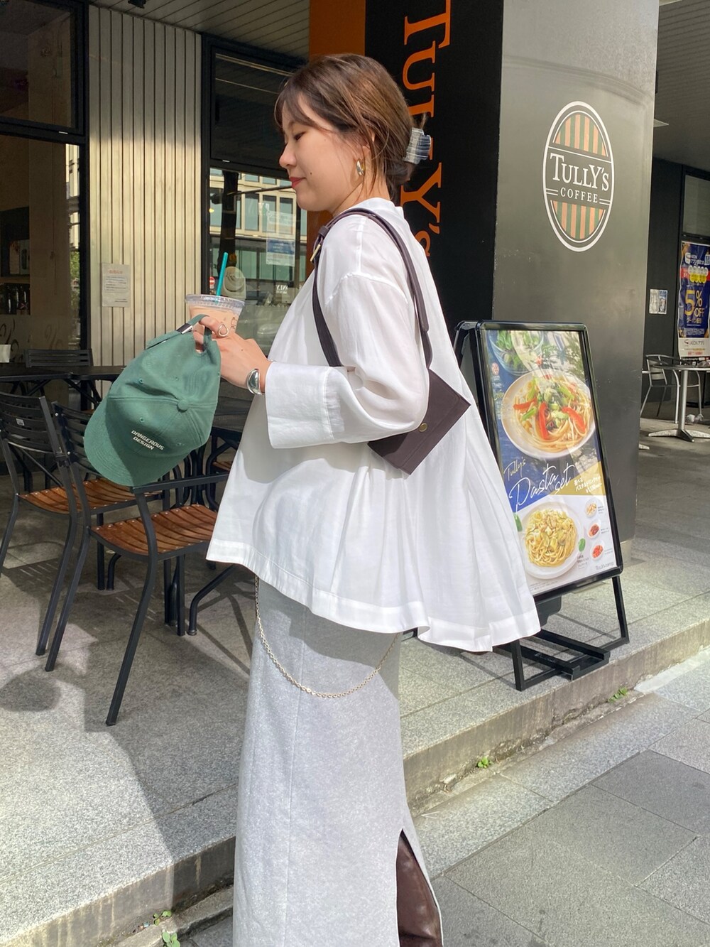 ホワイト系のシャツ/ブラウス、シルバー系のスカート、ブラウン系のショルダーバッグを着用したレディースの秋コーディネートの2枚目の写真