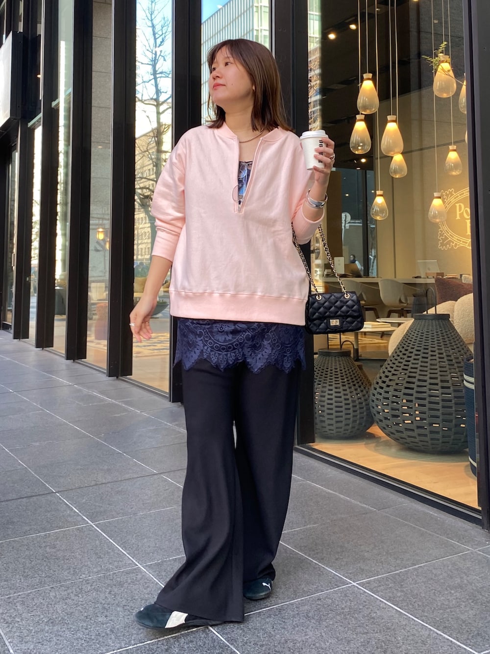 ピンク系のスウェット、ブルー系のシャツ/ブラウス、ブラック系のその他パンツを着用したレディースの春コーディネートの2枚目の写真