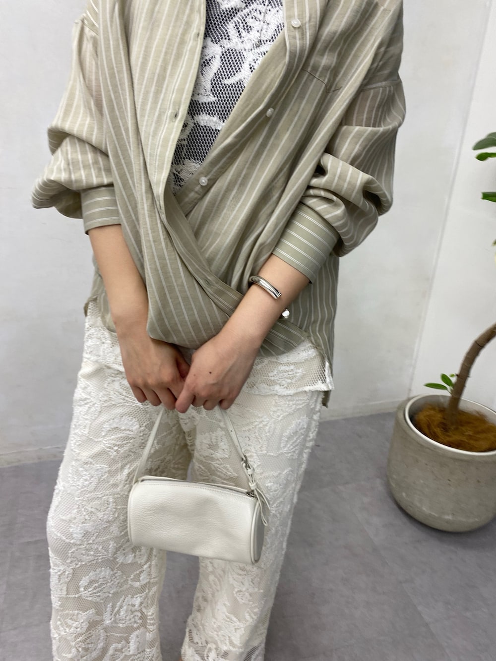 グリーン系のシャツ/ブラウス、ホワイト系のシャツ/ブラウス、ホワイト系のその他パンツを着用したレディースの春コーディネートの5枚目の写真