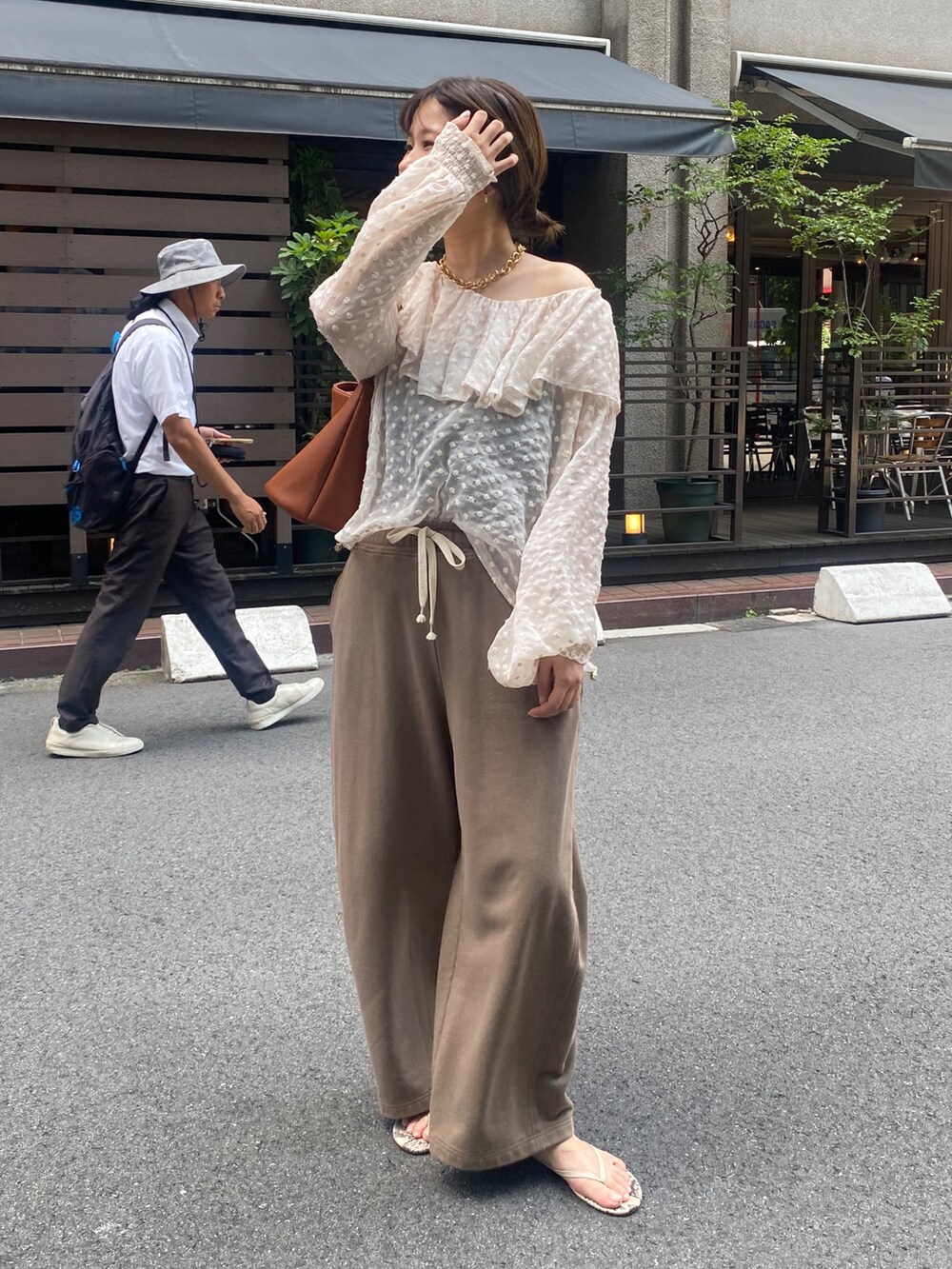 ホワイト系のシャツ/ブラウス、ブラウン系のその他パンツ、ブラウン系のショルダーバッグを着用したレディースの夏コーディネートの8枚目の写真