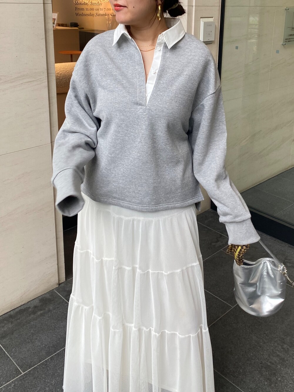 グレー系のTシャツ/カットソー、ホワイト系のスカート、シルバー系のショルダーバッグを着用したレディースの夏コーディネートの6枚目の写真