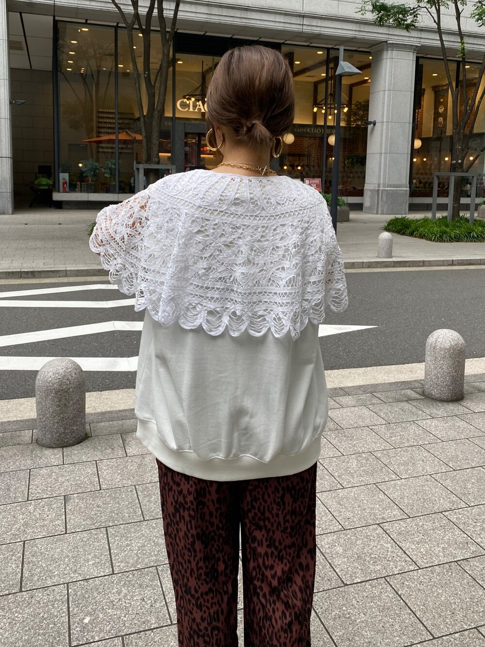 ホワイト系のスウェット、レッド系のその他パンツ、ブラック系のショルダーバッグを着用したレディースの夏コーディネートの3枚目の写真