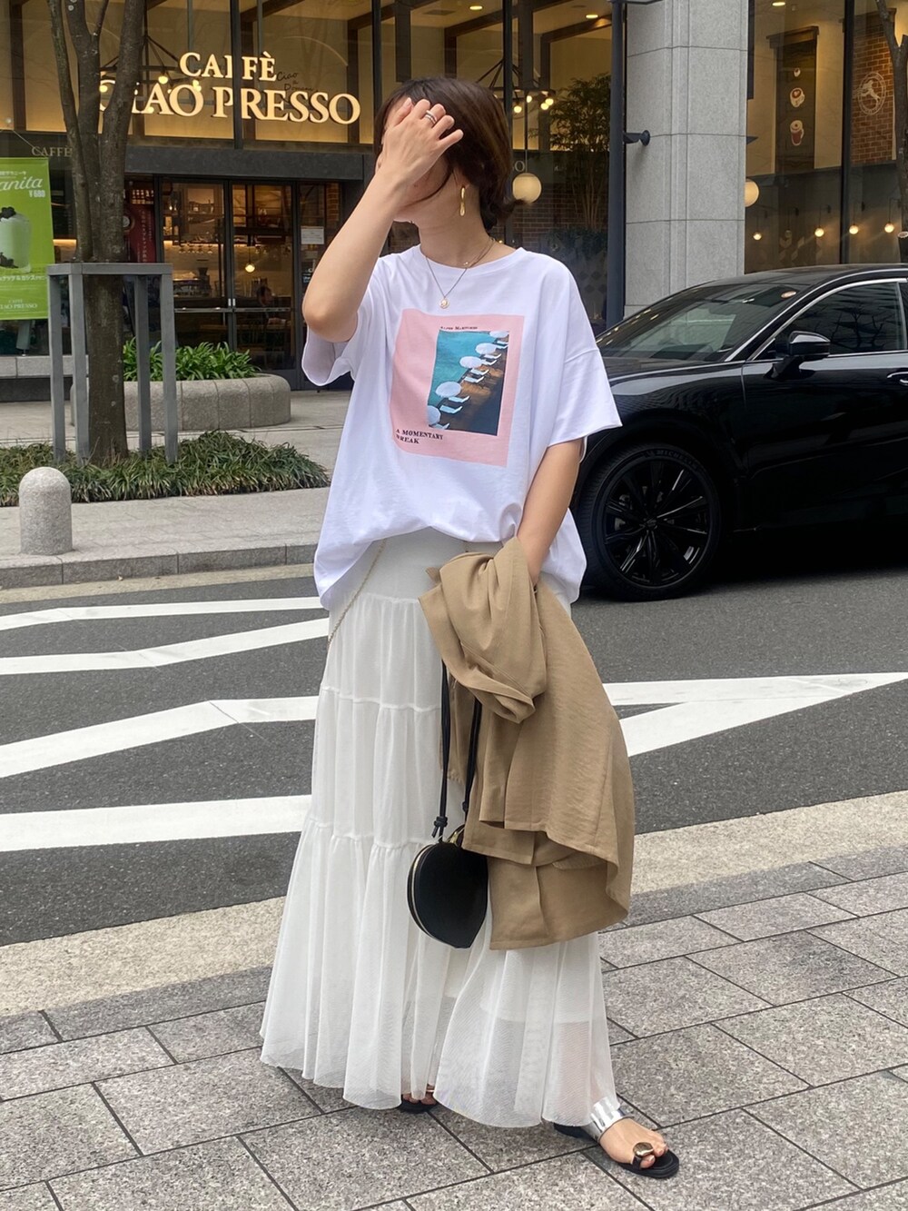 イエロー系のテーラードジャケット、ホワイト系のTシャツ/カットソー、ホワイト系のスカートを着用したレディースの春コーディネートの8枚目の写真