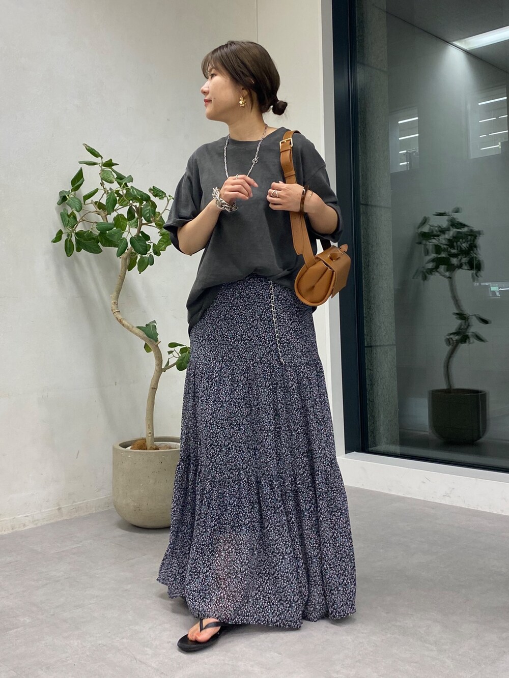 グレー系のTシャツ/カットソー、ピンク系のスカート、ブラウン系のショルダーバッグを着用したレディースの夏コーディネートの10枚目の写真