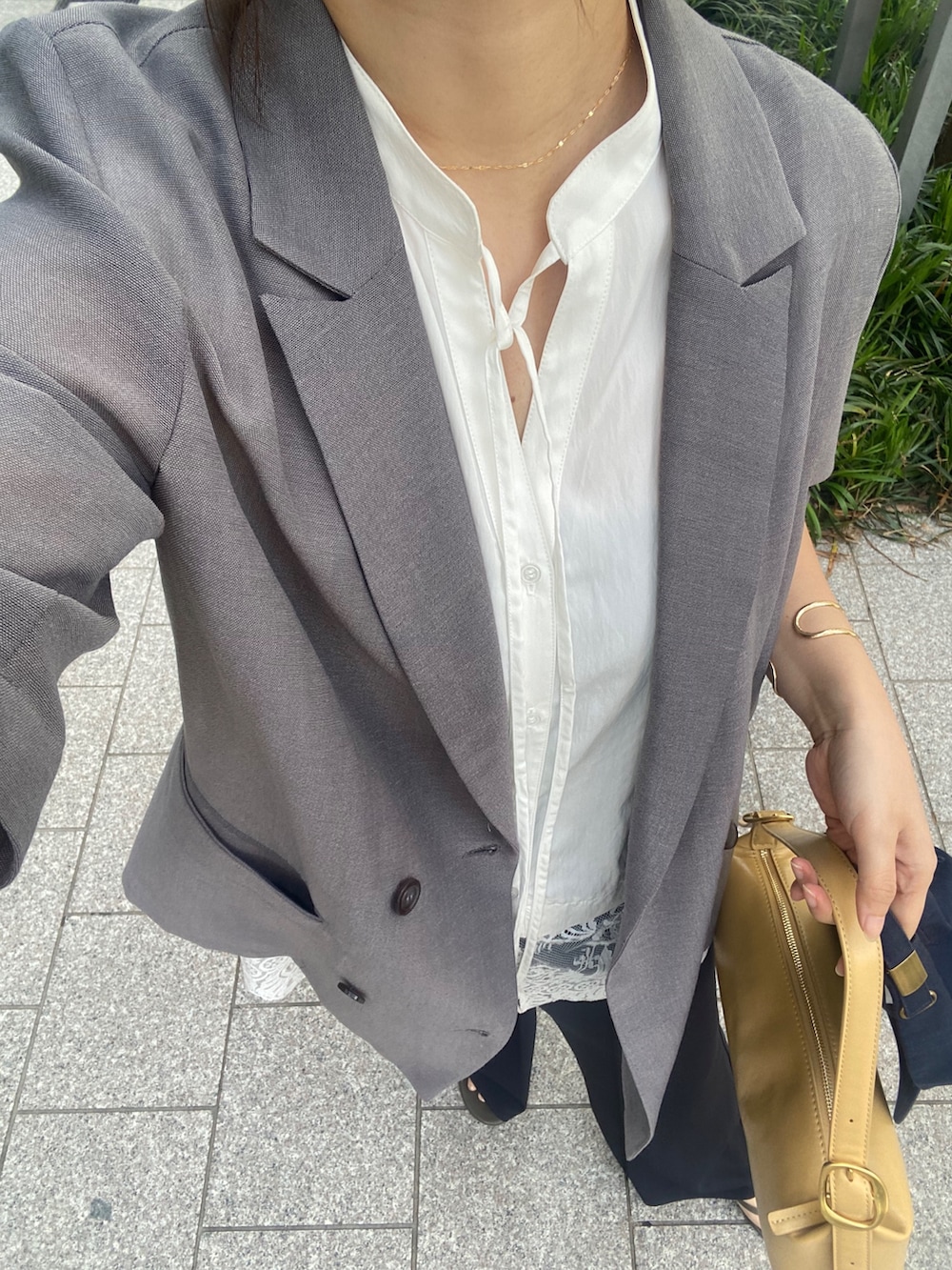 グレー系のテーラードジャケット、ブラック系のその他パンツ、ブラック系のブーツを着用したレディースの春コーディネートの3枚目の写真