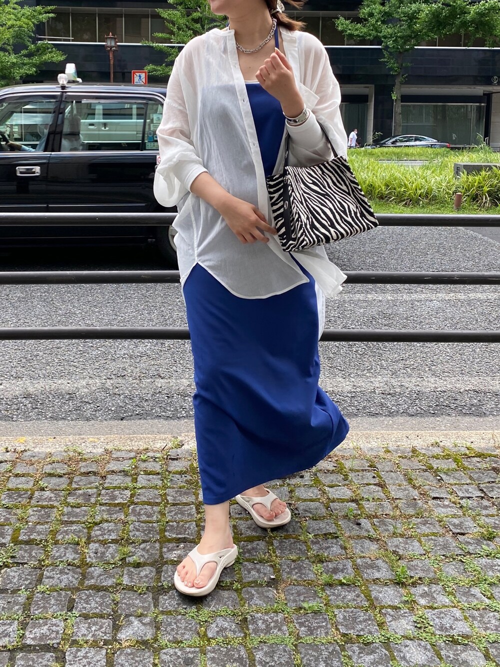ブルー系のワンピース、ホワイト系のシャツ/ブラウス、ホワイト系のサンダルを着用したレディースの夏コーディネートの5枚目の写真