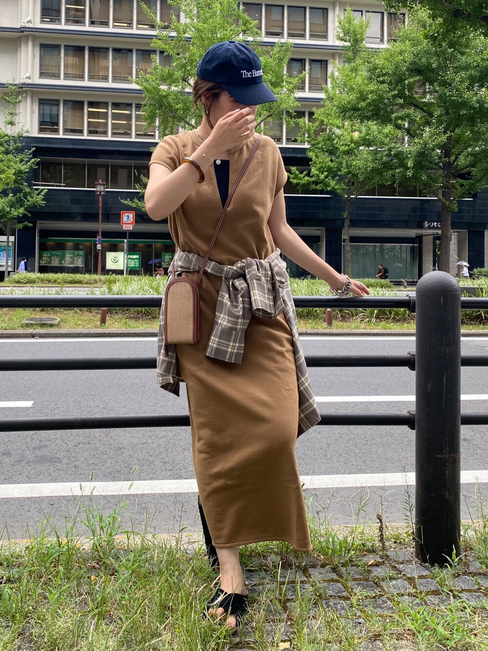 イエロー系のワンピース、ベージュ系のシャツ/ブラウスを着用したレディースの秋コーディネートの2枚目の写真