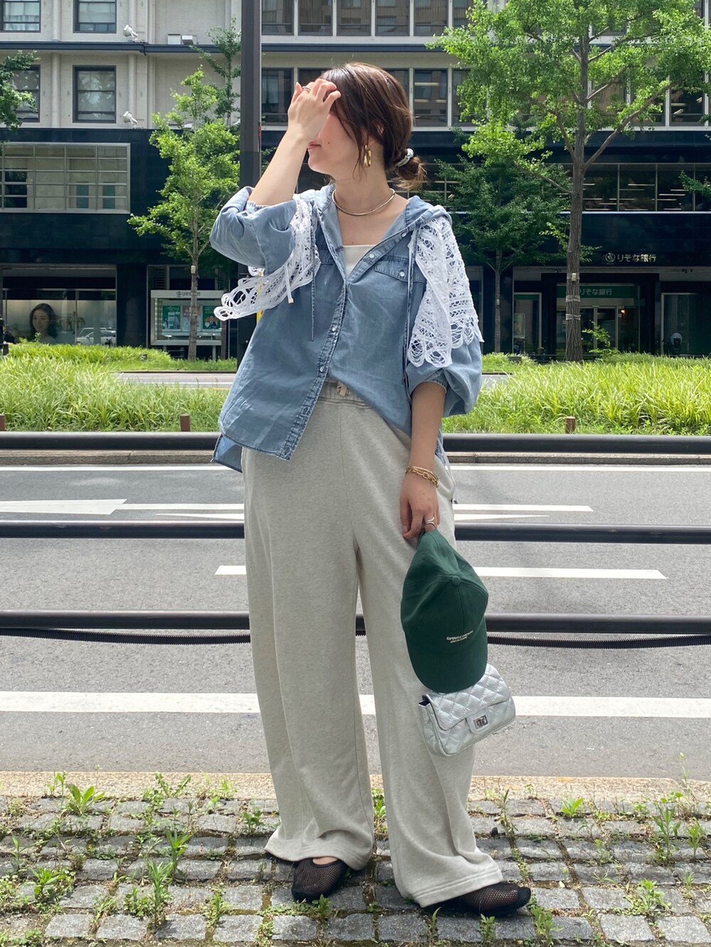 ブルー系のシャツ/ブラウス、ホワイト系のタンクトップ、ベージュ系のその他パンツを着用したレディースの夏コーディネートの8枚目の写真