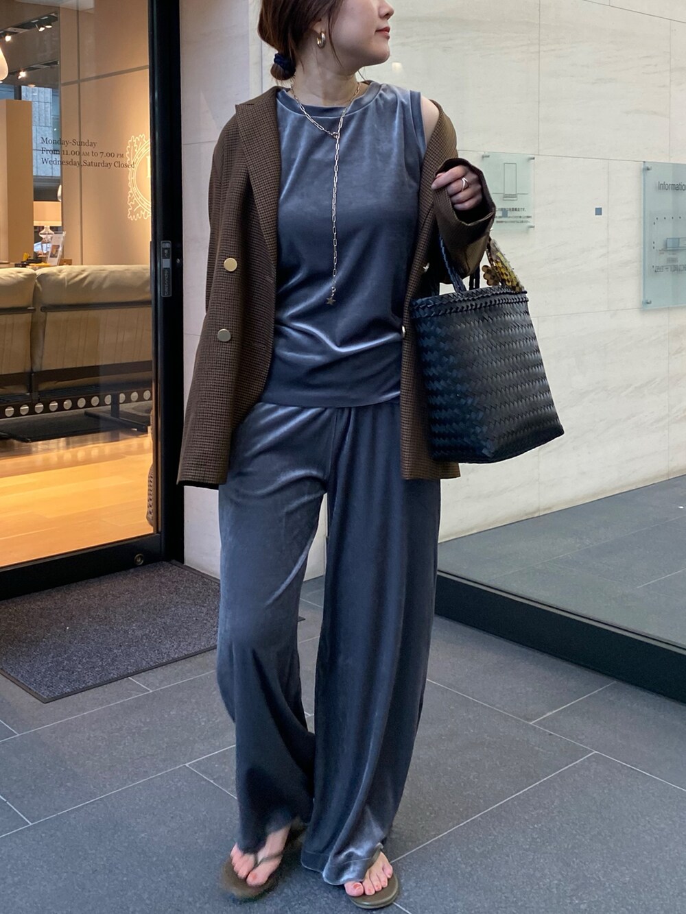 グレー系のTシャツ/カットソー、グレー系のその他パンツ、ブラウン系のテーラードジャケットを着用したレディースの秋コーディネートの8枚目の写真