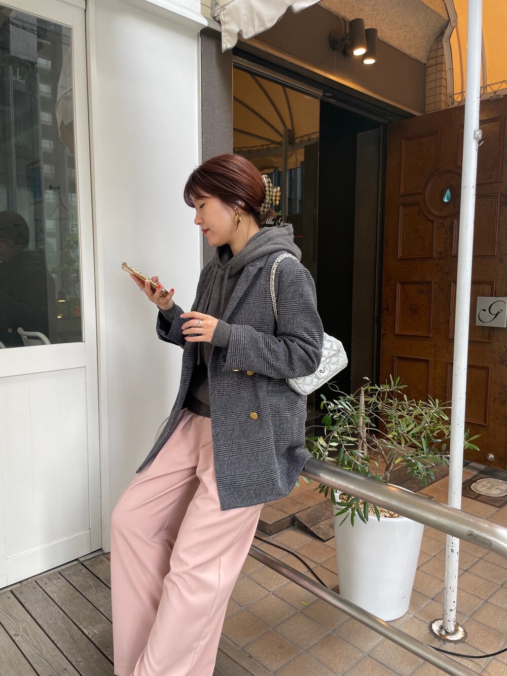 ブラウン系のテーラードジャケット、ブラック系のスラックス、グレー系のニット/セーターを着用したレディースの冬コーディネートの2枚目の写真