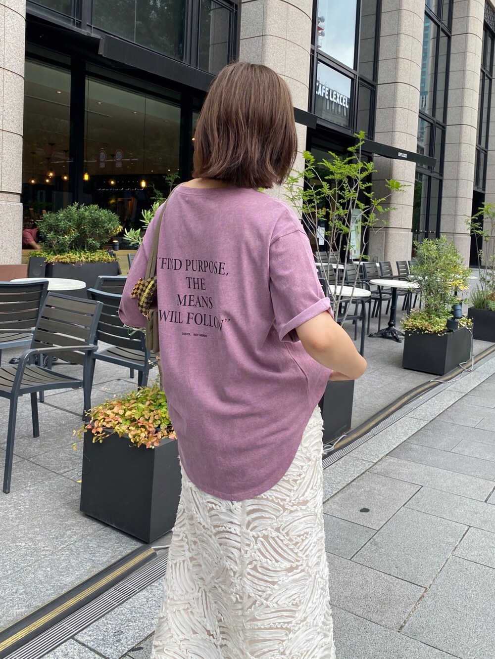 ピンク系のTシャツ/カットソー、ホワイト系のスカート、ベージュ系のショルダーバッグを着用したレディースの夏コーディネートの9枚目の写真