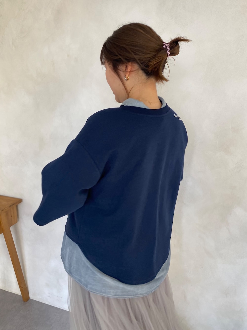 ブルー系のTシャツ/カットソー、ブルー系のシャツ/ブラウス、グレー系のスカートを着用したレディースの春コーディネートの5枚目の写真