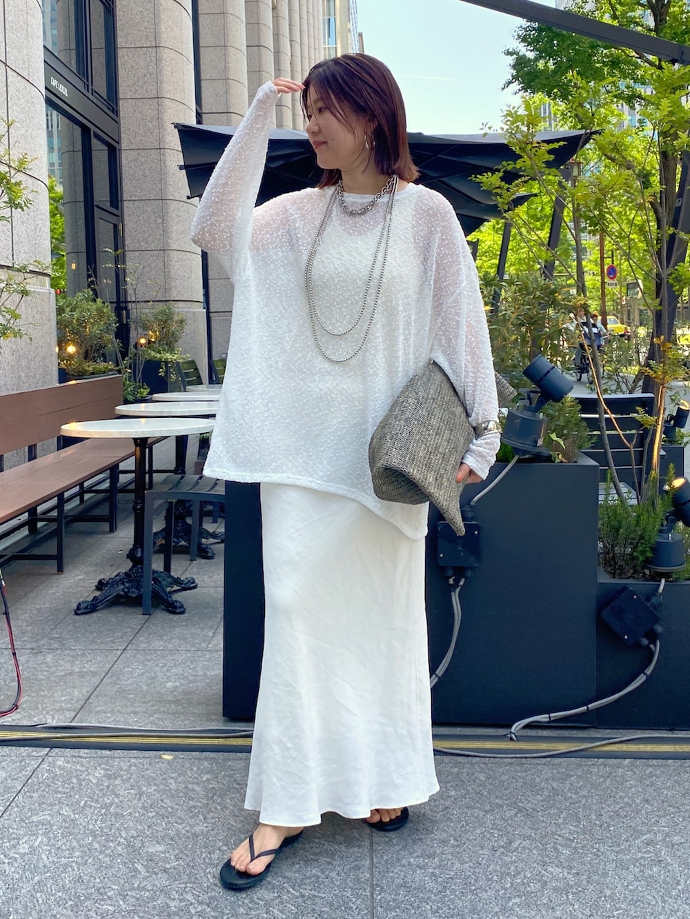 ホワイト系のTシャツ/カットソー、ホワイト系のスカートを着用したレディースの夏コーディネートの2枚目の写真