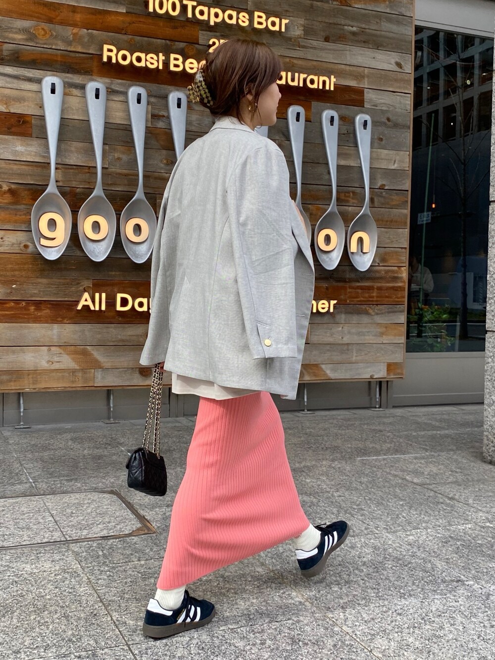 ピンク系のスカート、グレー系のテーラードジャケット、ブルー系のショルダーバッグを着用したレディースの冬コーディネートの6枚目の写真