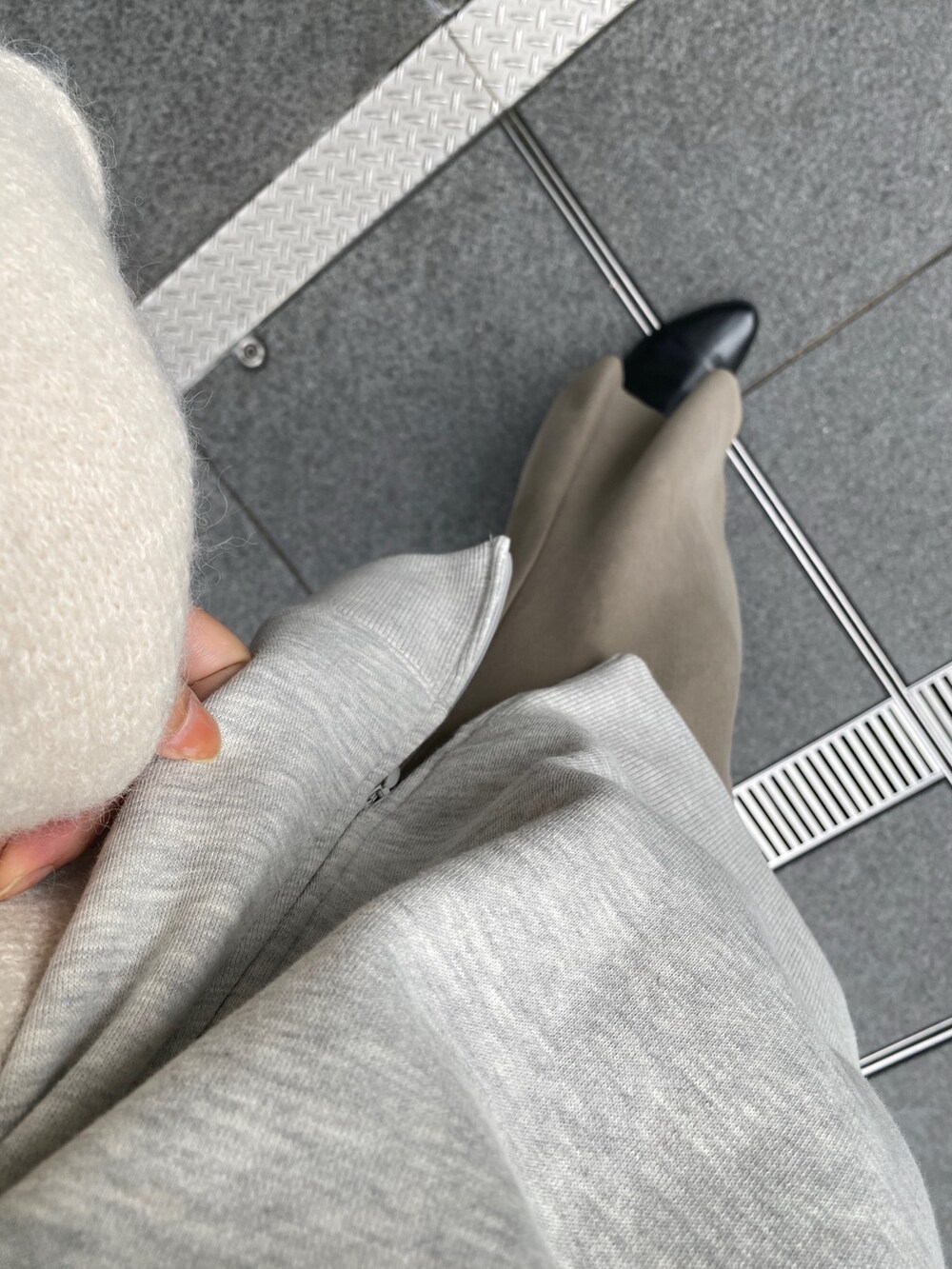 グレー系のTシャツ/カットソー、グレー系のTシャツ/カットソー、グレー系のその他アウターを着用したレディースの冬コーディネートの9枚目の写真