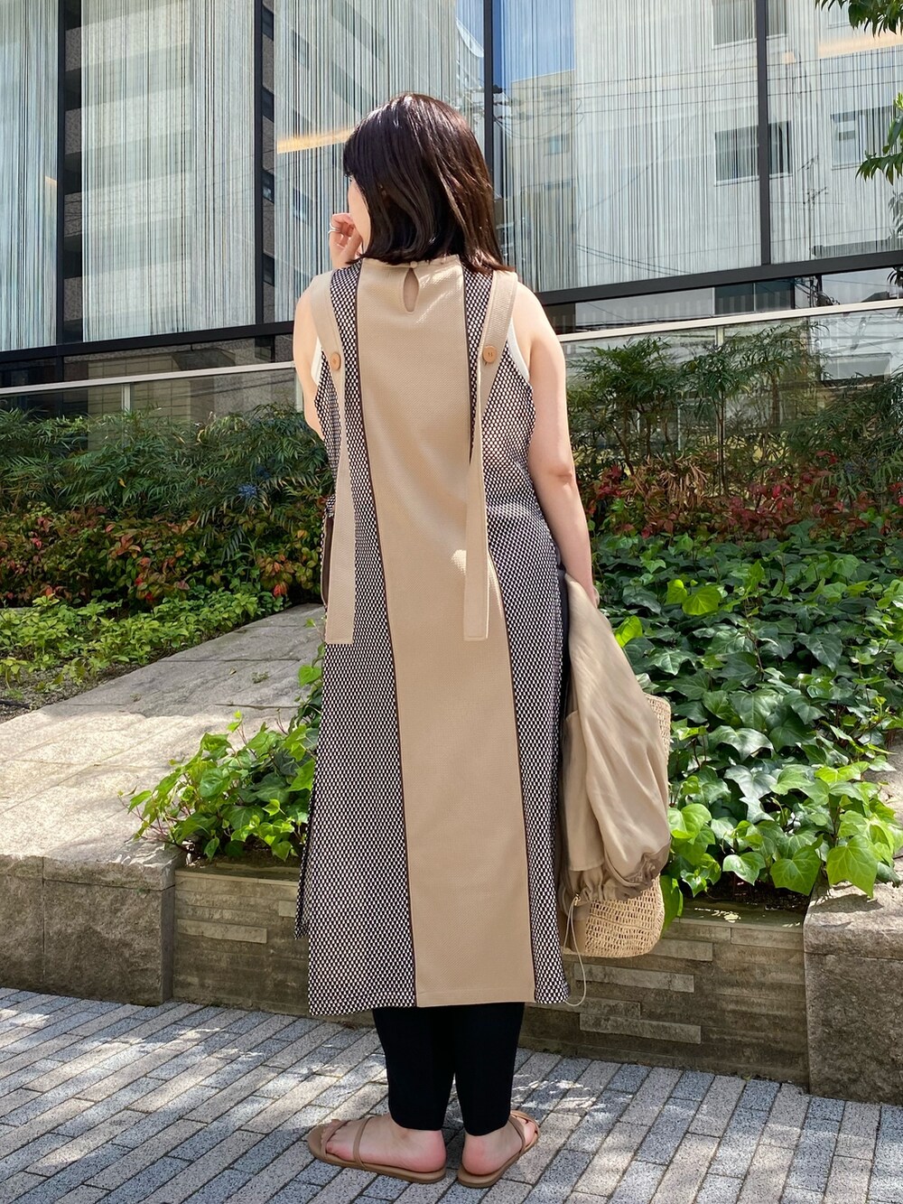 ベージュ系のワンピース、ベージュ系のブルゾンを着用したレディースの春コーディネートの4枚目の写真