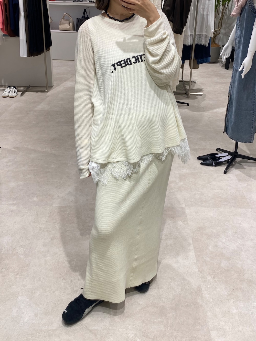 ホワイト系のニット/セーター、ホワイト系のTシャツ/カットソー、ホワイト系のスカートを着用したレディースの夏コーディネートの3枚目の写真