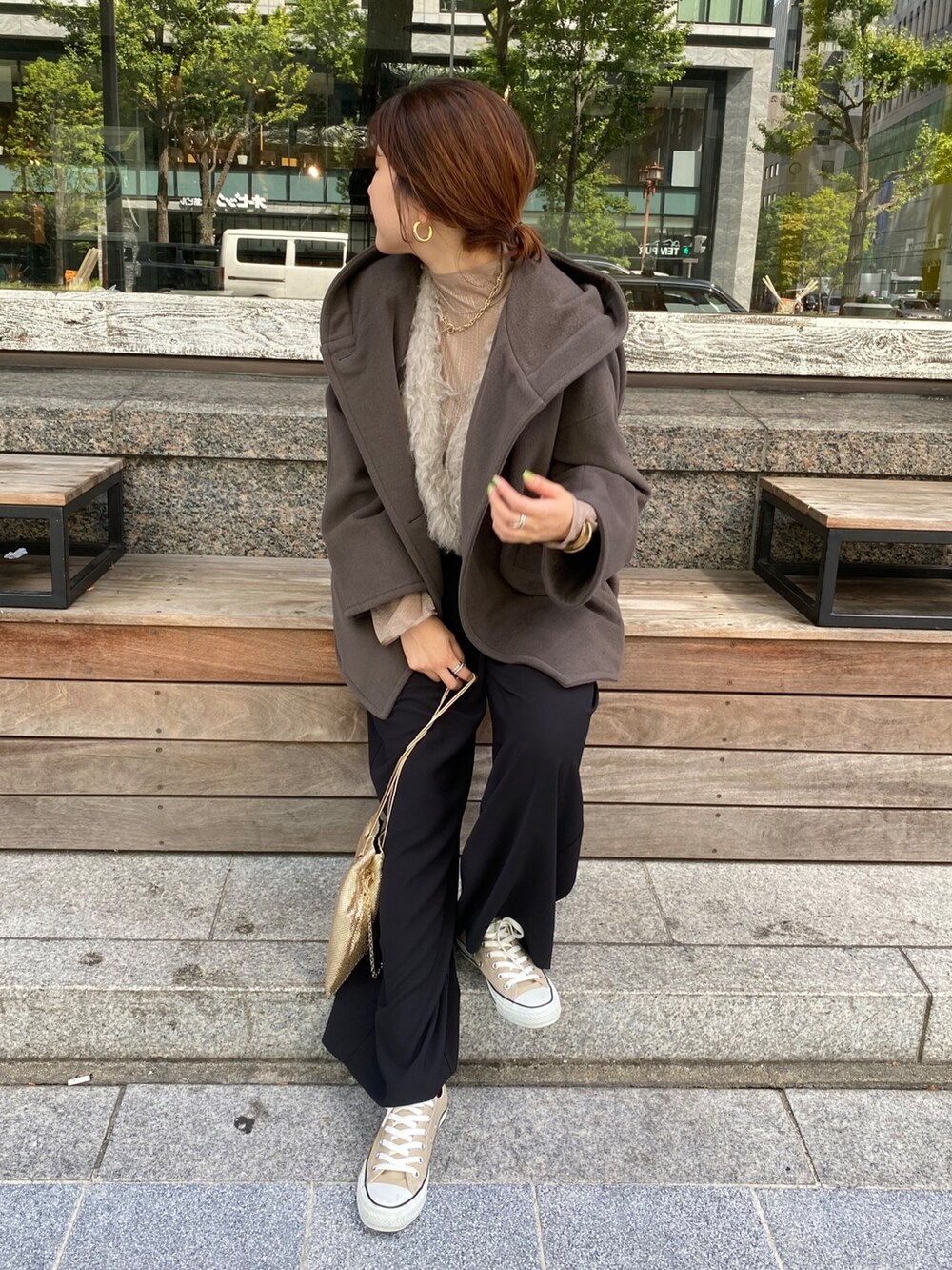 ブラウン系のその他アウター、ブラウン系のスラックス、シルバー系のトートバッグを着用したレディースの秋コーディネートの7枚目の写真