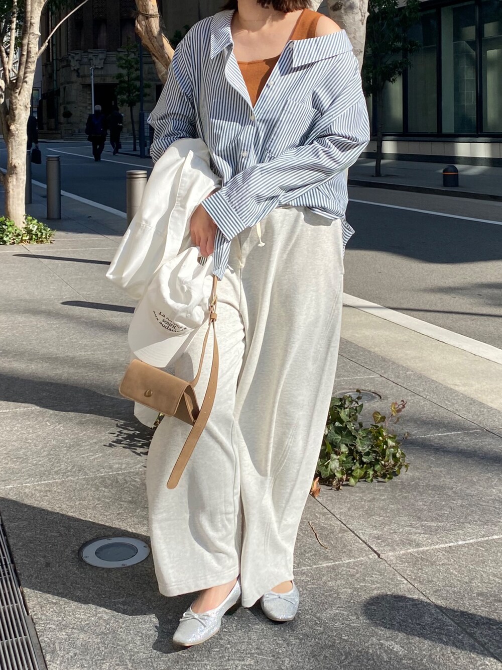 グリーン系のシャツ/ブラウス、ブラウン系のタンクトップ、ベージュ系のその他パンツを着用したレディースの春コーディネートの3枚目の写真