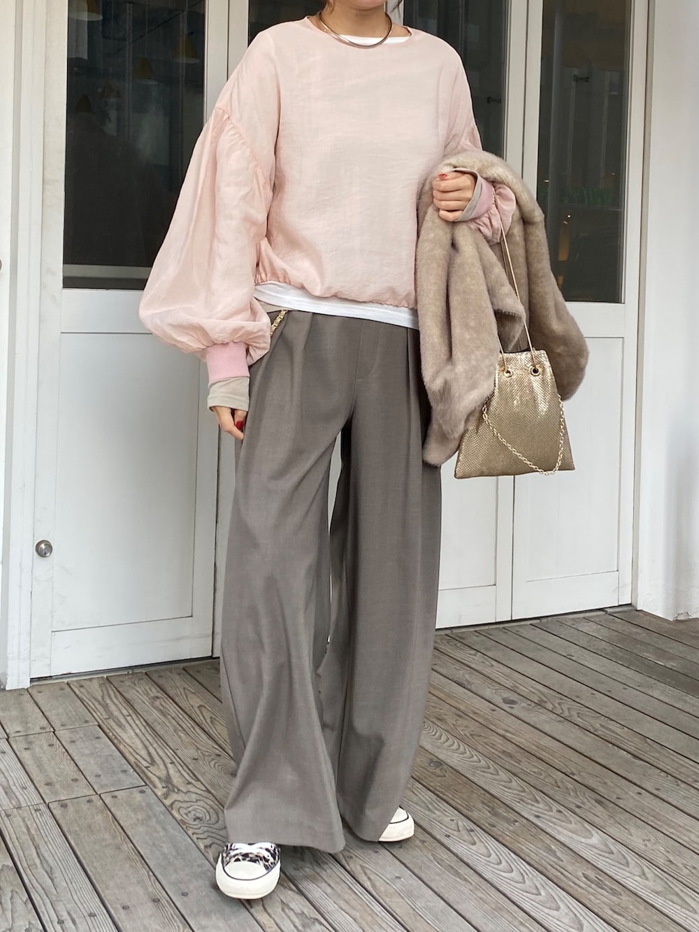 ピンク系のシャツ/ブラウス、グレー系のTシャツ/カットソーを着用したレディースの春コーディネートの3枚目の写真