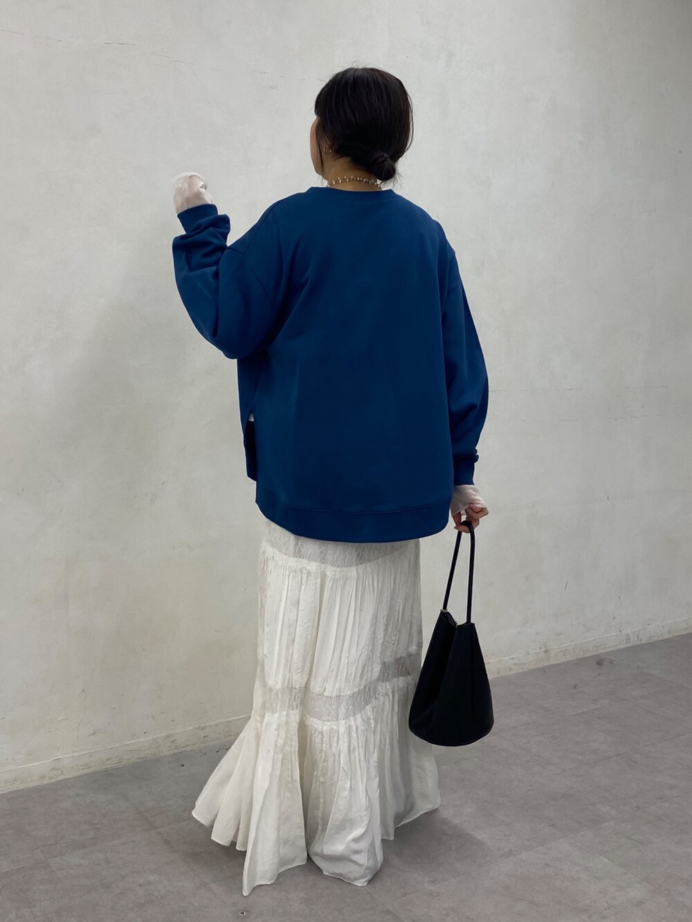 グレー系のその他アウター、ブルー系のTシャツ/カットソー、ブラック系のショルダーバッグを着用したレディースの冬コーディネートの5枚目の写真