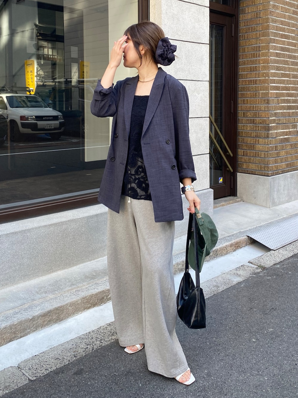 グレー系のテーラードジャケット、ブラック系のシャツ/ブラウス、グレー系のその他パンツを着用したレディースの春コーディネートの5枚目の写真