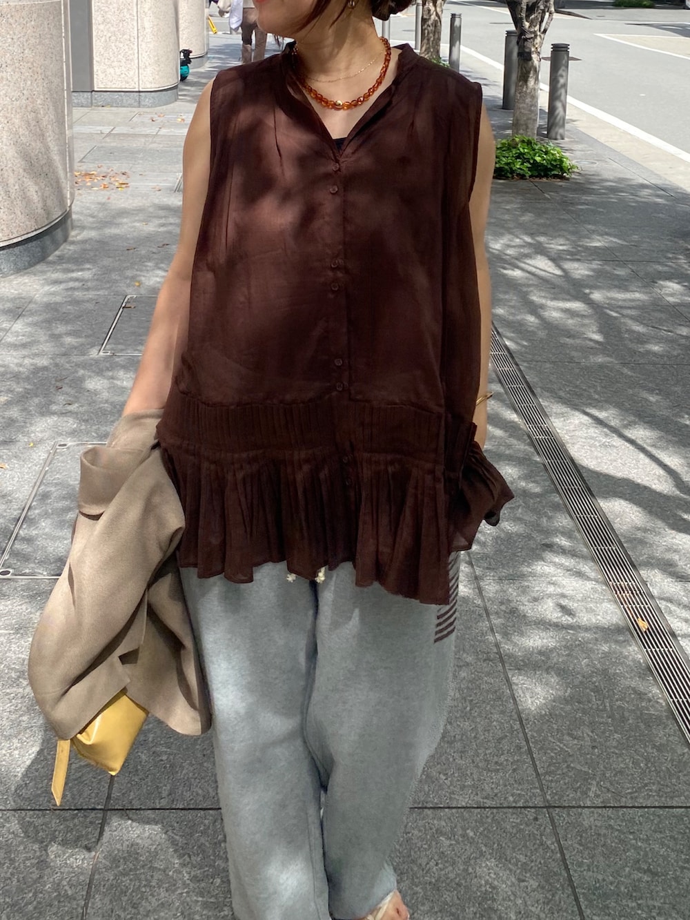 ブラウン系のシャツ/ブラウス、グレー系のその他パンツ、ブラウン系のテーラードジャケットを着用したレディースの春コーディネートの2枚目の写真