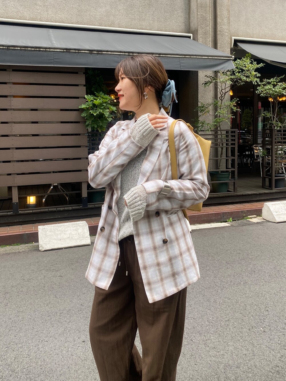 シルバー系のニット/セーター、ホワイト系のテーラードジャケット、ブラウン系のその他パンツを着用したレディースの春コーディネートの3枚目の写真
