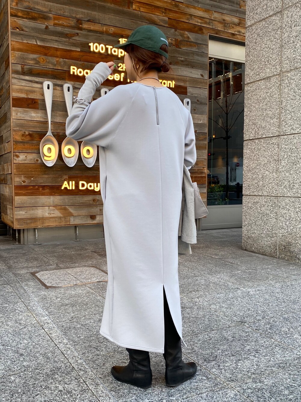 グレー系のテーラードジャケット、グレー系のワンピース、ブラウン系のショルダーバッグを着用したレディースの冬コーディネートの4枚目の写真