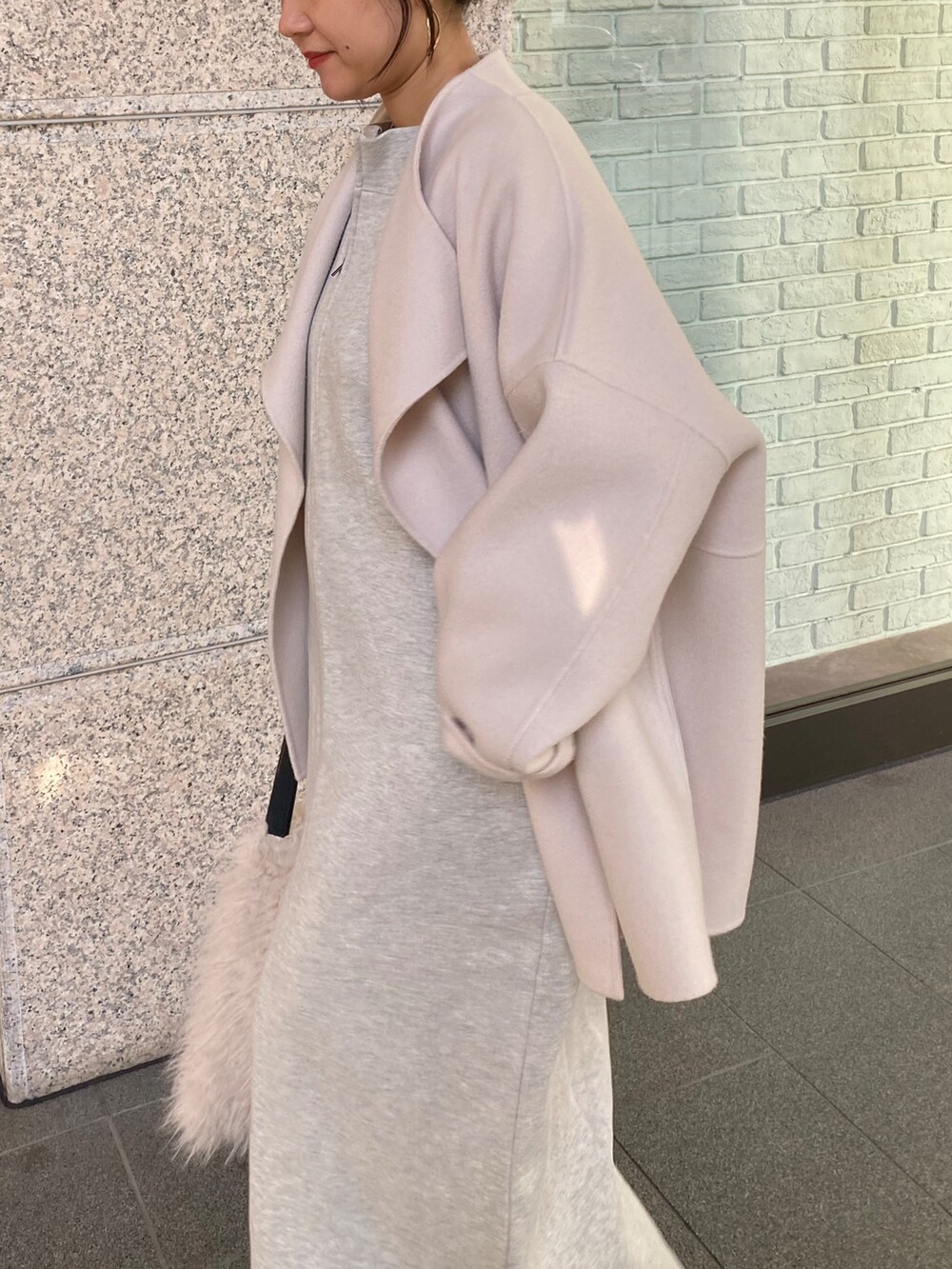 ホワイト系のその他アウター、グレー系のワンピースを着用したレディースの冬コーディネートの5枚目の写真