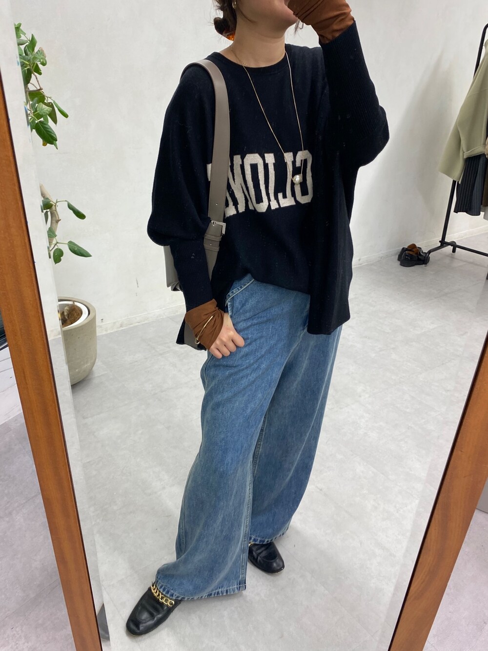 ブラック系のニット/セーター、ブルー系のデニムパンツ、ブラウン系のTシャツ/カットソーを着用したレディースの冬コーディネートの5枚目の写真