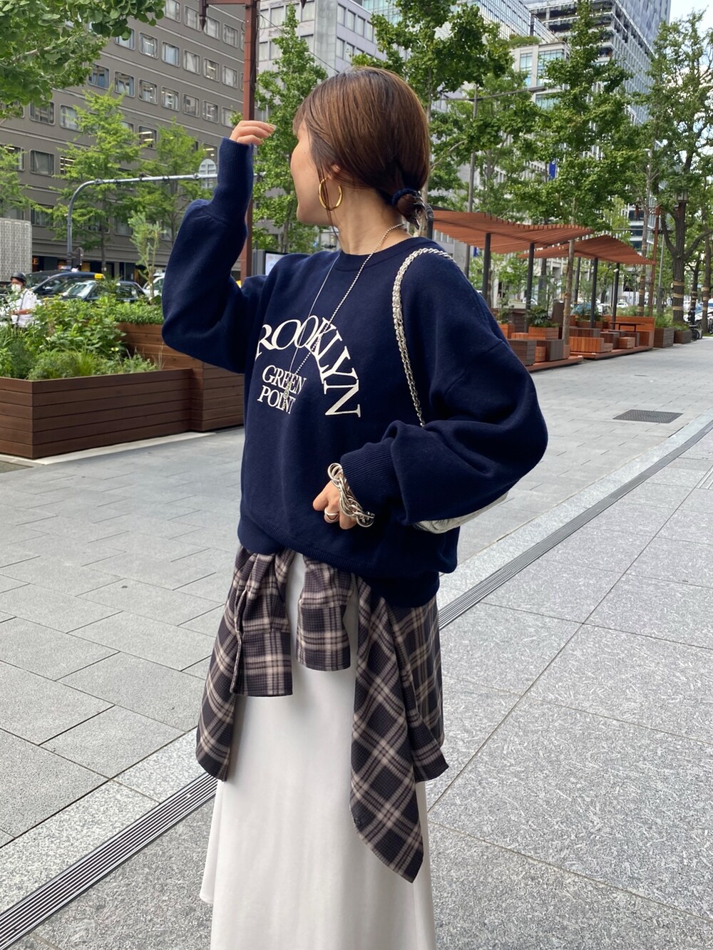 ブルー系のニット/セーター、ブルー系のシャツ/ブラウス、グレー系のスカートを着用したレディースの秋コーディネートの4枚目の写真